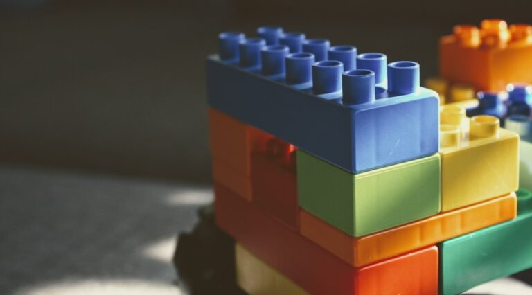 Kleurrijke bouwstenen, foto door S. Laiba Ali via Unsplash