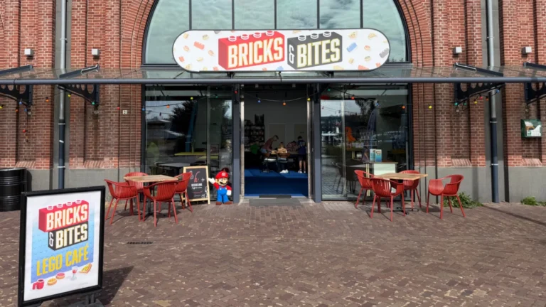 Gevel en terras van Bricks & Bites LEGO-café aan de Halkade in IJmuiden
