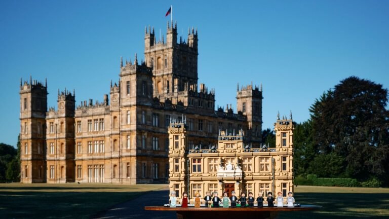 LEGO Ideas Downton Abbey 21373: het landhuis met cederboom en minifiguren