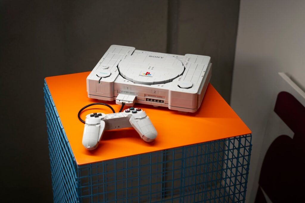 LEGO PlayStation 72306 met bijbehorende controller op een tafel