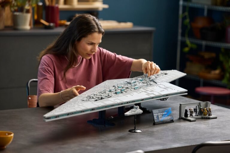 Een bouwer bij de LEGO Star Wars Executor Super Star Destroyer 75457