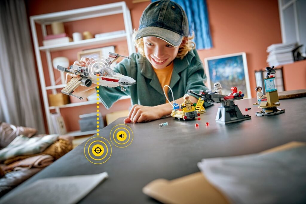 Een kind speelt met de LEGO Star Wars SMART Play X-wing 75423