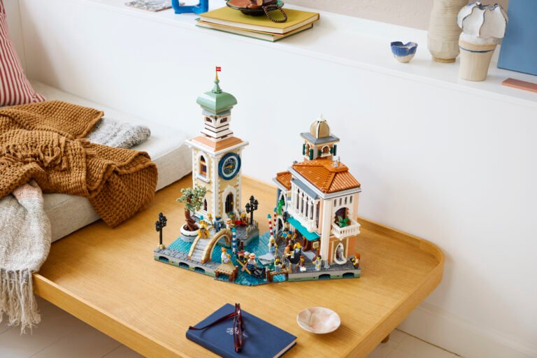 LEGO Icons Venetiaanse wijk 11388 met kanaal, boogbrug en klokkentoren op een tafel