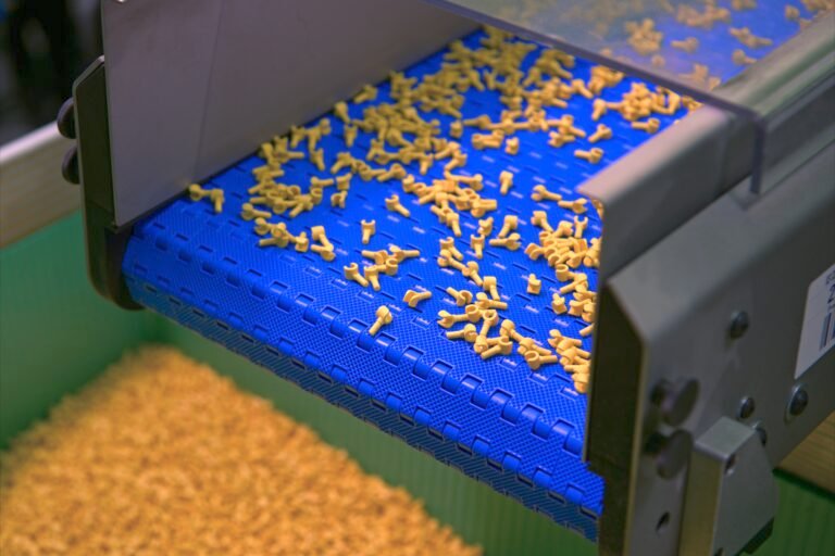 Gele LEGO-minifiguurhanden op een productielijn in de LEGO-fabriek